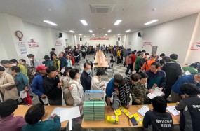 2025년 5월 8일, 제천시노인종합복지관에서는 어버이날을 맞아 “건강이 꽃피는 어버이날 행사”가 성황리에 개최되었습니다.
이번 행사는 어르신들의 건강한 삶을 응원하는 의미로, 다양한 건강 부스를 중심으로 진행되어 큰 호응을 얻었습니다.

제천시정신건강복지센터와의 연계로 운영된 마음 안심 버스, 제천시보건소의 혈압·혈당 검사, 충청북도북부노인보호전문기관의 노인학대 예방 캠페인 등 건강과 안전을 주제로 한 부스들이 마련되었습니다. 이와 함께 건강교육 및 건강퀴즈, 천연 모기퇴치제 만들기, 타임캡슐 1년뒤 나에게 쓰는 편지, 충북영상자서전, 환경보호 캠페인 등 다양한 부스가 진행되어 어르신들에게 뜻깊은 추억을 선사했습니다.

이번 행사는 어버이날을 기념하며 서로의 건강과 따뜻한 정을 나누는 소중한 시간이 되었으며, 복지관은 앞으로도 어르신들과 함께하는 다채로운 프로그램을 통해 지역사회와의 소통을 이어갈 예정입니다.

□ 개요
 1.  행사명:  건강이 꽃피는 어버이날 행사 
 2.  일시: 2025. 5. 8. (목) 09:30~11:30
 3.  장소: 제천시노인종합복지 관내
 4. 행사내용: 카네이션 전달, 건강 상담 및 캠페인, 건강 스탬프 투어, 천연 모기퇴치체 체험 등