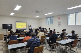 찾아가는 시니어 디지털 스쿨 1회차 교육 성공적으로 마무리!

어르신들과 함께한 첫 번째 수업:
✔가족, 친구와 즐겁게 소통하기
✔금융사기 대처법과 예방법 알아보기
✔카카오 인증서 발급받기
어르신들 모두 수고 많으셨습니다!

디지털 세상으로 한 걸음 더 가까이 다가가는 의미 있는 시간이었습니다. 
-다음 회차: 12월 6일
더 많은 관심과 응원 부탁드립니다!