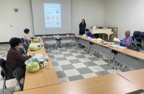 일시: 2025. 5. 12. (월) 14:00~15:00 (1회기)
내용: 제철 식재료 제공, 당뇨 식습관 및 인식 개선 교육 등
지원처: 우양재단

노인성 질환 맞춤형 먹거리 지원사업 딱 맞는 밥상을 진행하였습니다.
제철 식재료 제공으로는 현미, 두부, 토마토, 흑미, 양배추를 제공하였습니다.
세라밴드와 제철 달력을 활용한 당뇨 식습관 개선 및 당뇨 인식 교육도 진행하였습니다.

제철식재료&궁합 달력은 인스타그램(@yeonddu_meal)님의 자료를 무상으로 제공받아 어르신들에게 전달하였습니다. 
좋은 자료 제공해 주셔서 감사합니다.