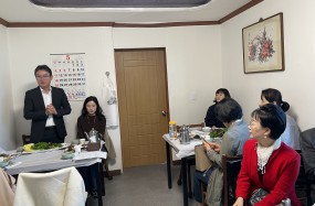 2025년 상반기 강사간담회를 실시하였습니다.

올 한 해 노년사회화교육을 함께 이끌어주시는 강사님들을 모시고 진행되었으며
상반기 교육 운영을 되짚고 하반기 운영에 대한 준비와 협조를 다지는 뜻 깊은 자리가 되었습니다.


참석해주신 모든 강사님들께 진심으로 감사드립니다.
앞으로도 지속적인 소통과 협력을 통해 어르신들이 더 즐길 수 있는 공간을 만들어가도록 노력하겠습니다.