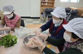 은빛청춘봉사단 중 두레방 봉사단은 경로식당 운영 보조 및 배식 봉사를 하는 봉사단입니다.

이번 활동은 지역 내 아동들을 위하여 간식을 제작하여 전달하는 활동을 실시하였습니다.

하소아동복지관을 이용하는 아동들에게 건강하고 씩씩하게 자랄 수 있기를 바라며, 간식을 제작 및 전달하였습니다!

앞으로도 은빛청춘봉사단 어르신들의 활동을 응원합니다!