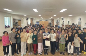 2025년 스승의 날을 맞이하여 어르신들과 함께 진심을 담은 감사의 선물을 강사 선생님들께 전달하는 시간을 가졌습니다!

늘 따뜻한 마음과 열정으로 어르신들과 함께해 주시는 모든 강사님들께 진심으로 감사드립니다.

선생님들의 노고 덕분에 복지관이 더욱 풍성하고 활기찬 배움의 공간이 되었습니다.

스스승의 날을 맞아 감사의 마음을 다시 한 번 전합니다!