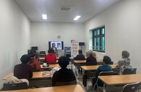 저희 복지관에서는 치매관리 사각지대에 있는 경증 치매 환자 및 치매 고위험군 대상으로 복지관 자체적으로 치매예방프로그램을 진행하고 있습니다.

1. 프로그램: 치매예방프로그램 '두뇌건강교실'
2. 일시: 2024. 10. 21.(월)
3. 장소: 1교시(4층 소강당), 2교시(2층 대강당)
4. 대상: 경증 치매환자 및 치매 고위험군 어르신(총 20명)
5. 프로그램 내용: 1교시(워크북을 활용한 치매예방프로그램), 2교시(왈츠를 통한 치매예방프로그램)